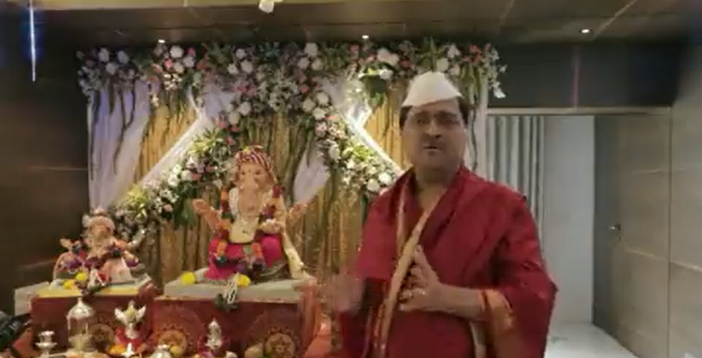 काँग्रेस नेते अशोक चव्हाण यांनीही मोठ्या उत्साहात गणपती बाप्पाचे स्वागत केले.