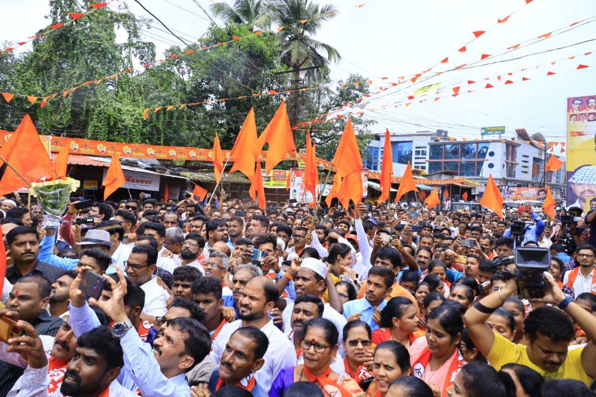 १२. मराठी माणसाला वेगळं करायचे, शिवसेनेला फोडायचं, संपवून टाकायचं, ठाकरे कुटुंबाचं महत्त्व कमी करायचं, असा प्रयत्न सुरू आहे. मात्र, ठाकरे कुटुंब संपणार नाही, कारण ते माझ्यासमोर इथं सभेत उभं आहे - आदित्य ठाकरे