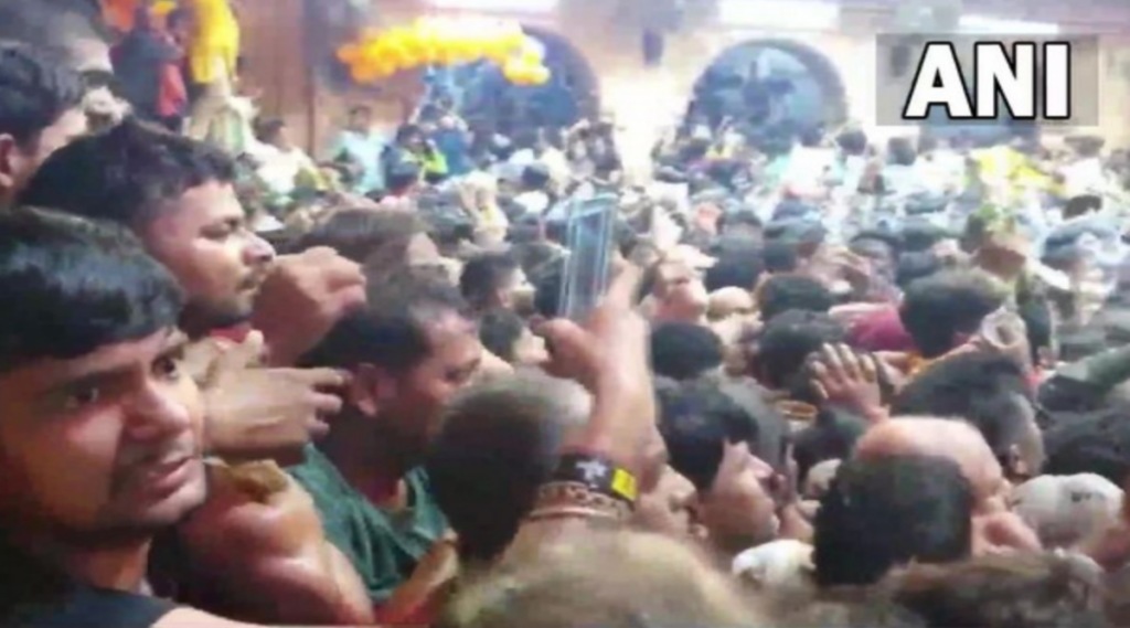 overcrowded Banke Bihari temple in Mathura