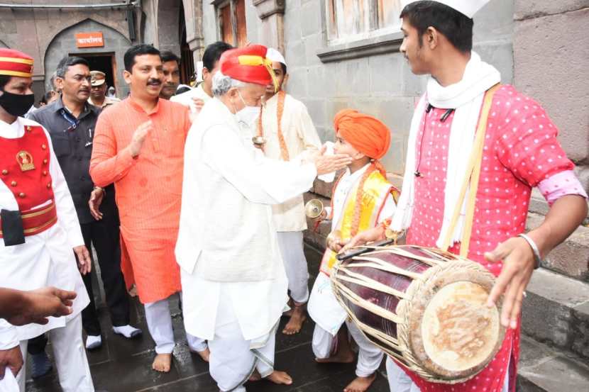 वारकऱ्यांसह टाळ आणि मृदंगाच्या गजरात राज्यपाल तुकोबांच्या नामघोषात तल्लीन झाले होते.