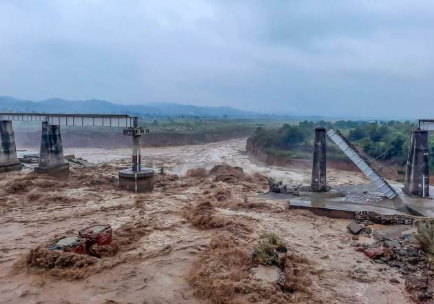 पाण्याच्या प्रवाहात धर्मशालामधील कांगरा परिसरातील रेल्वे पूल कोसळला आहे. चक्की नदीवर अरुंद मार्गावर ८०० मीटरचा हा लांब पूल उद्ध्वस्त झाला आहे. (फोटो सौजन्य-पीटीआय)