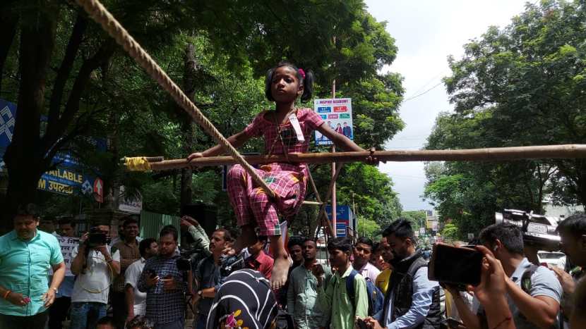 डोंबाऱ्याचा खेळ दाखवला गेला.