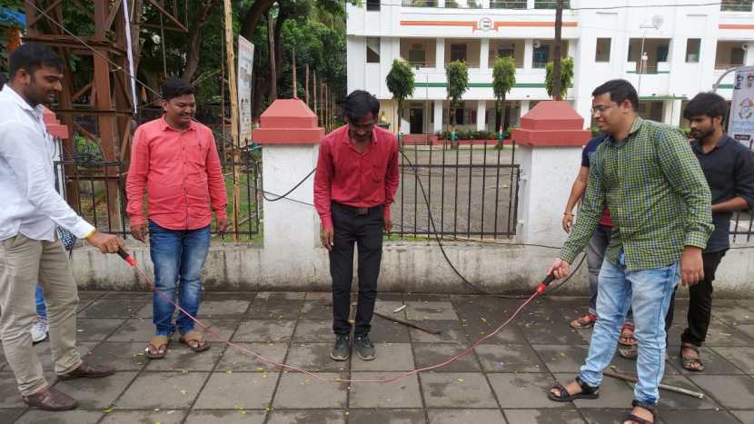 दोरीवरील उड्ड्या मारण्याचा देखील खेळ खेळला गेला.