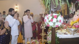 ganpati bappa arrived at political leaders in maharashtra