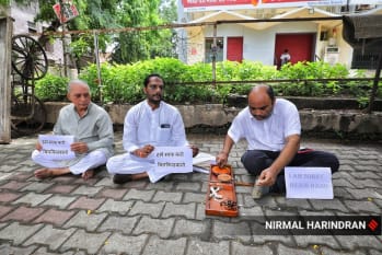 अहमदाबादमधील आश्रम रोड येथे बिल्किस बानोला न्याय मिळावा या मागणीसाठी काँग्रेस कार्यकर्त्यांकडून आंदोलन करण्यात आले. यावेळी 'मला माफ करा, बिल्किस बानो' अशा आशयाचे पोस्टर हाती घेत आंदोलकांनी बिल्किस बानोंची माफी मागितली. (फोटो- निर्मल हरिंद्रन, एक्सप्रेस )