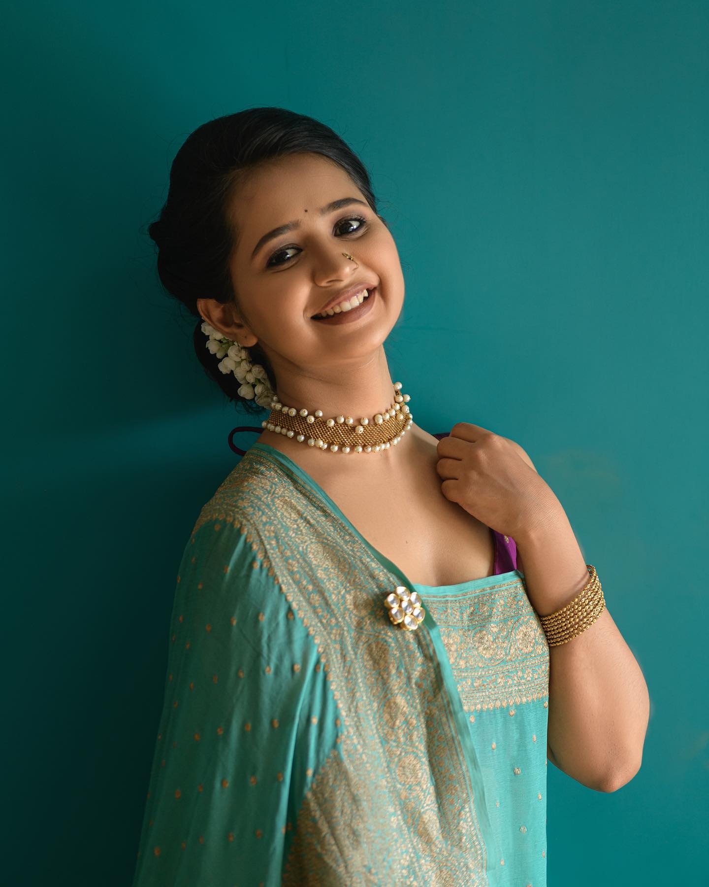 aai kuthe kay karte fame gauri kulkarni traditional look in saree photos 