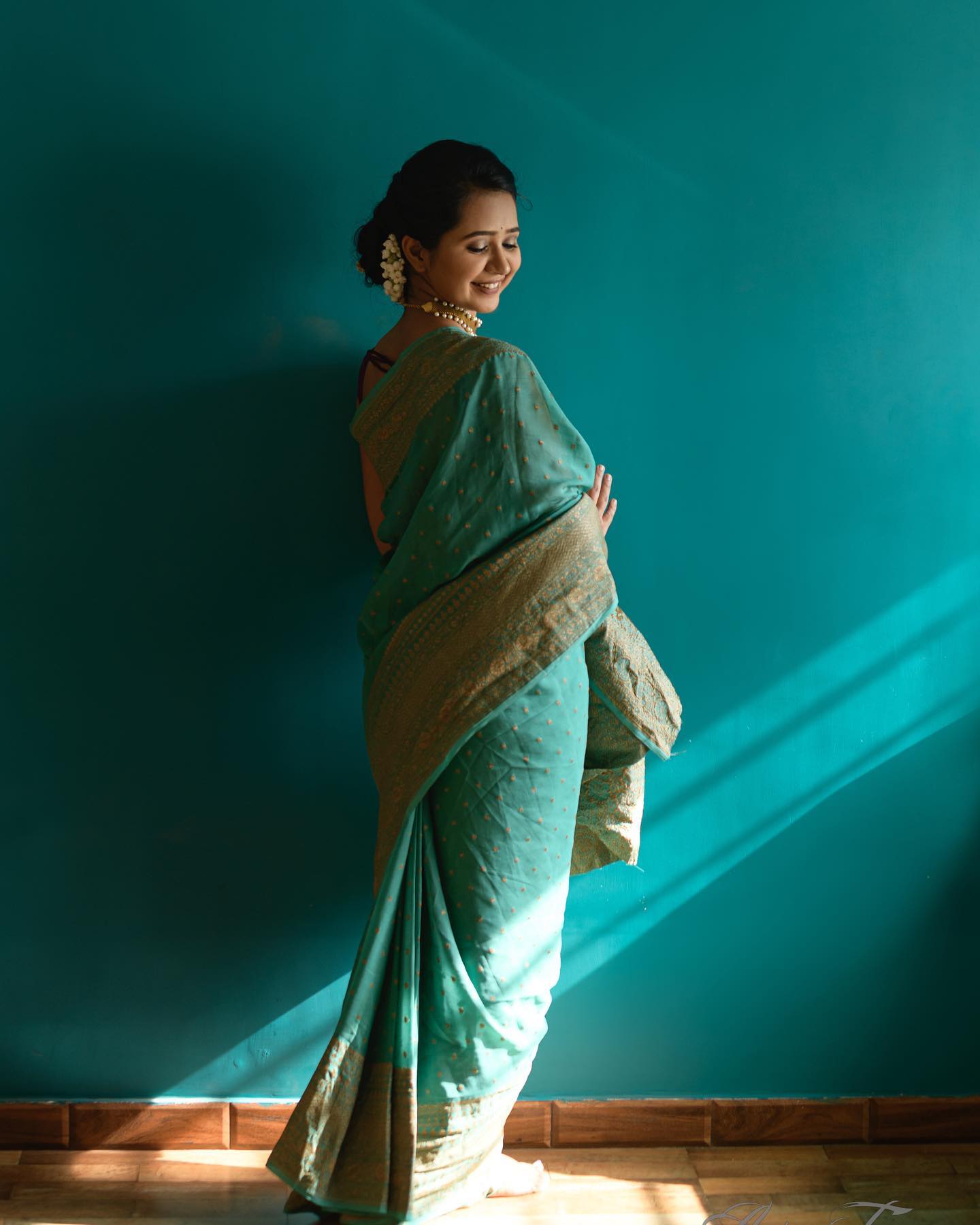 aai kuthe kay karte fame gauri kulkarni traditional look in saree photos 