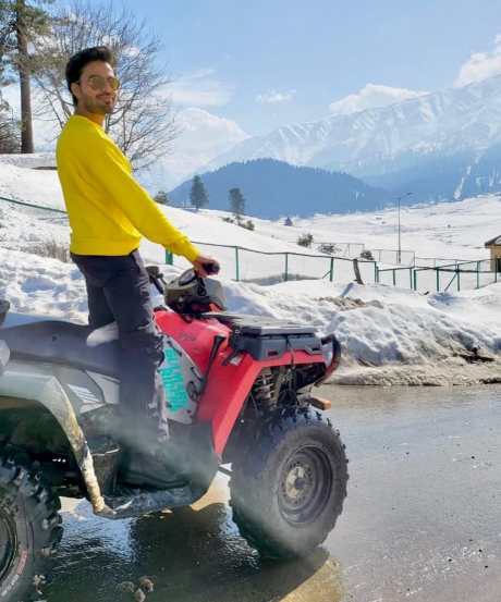 अक्षतचे वडील अभिजित राजन हे नामांकित व्यवसायिक आहेत.