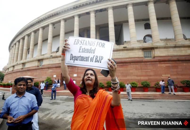 शिवसेना खासदार संजय राऊत यांच्यावर ईडीने केलेल्या कारवाईविरोधात आंदोलन करताना शिवसेना खासदार प्रियांका चतुर्वेदी.