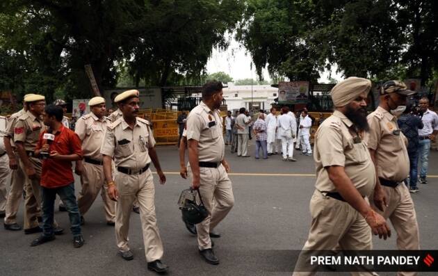 तसेच यंग इंडियनचे कार्यालय पूर्वपरवानगीशिवाय न उघडण्याचा आदेशही काढला. ईडीच्या या कारवाईनंतर काँग्रेस अध्यक्ष सोनिया गांधी यांचे 'दहा जनपथ' तसेच, शेजारी असलेल्या काँग्रेसच्या मुख्यालयाभोवती पोलिसांचा बंदोबस्त वाढवण्यात आला आहे. (Express photo by Premnath Pandey)