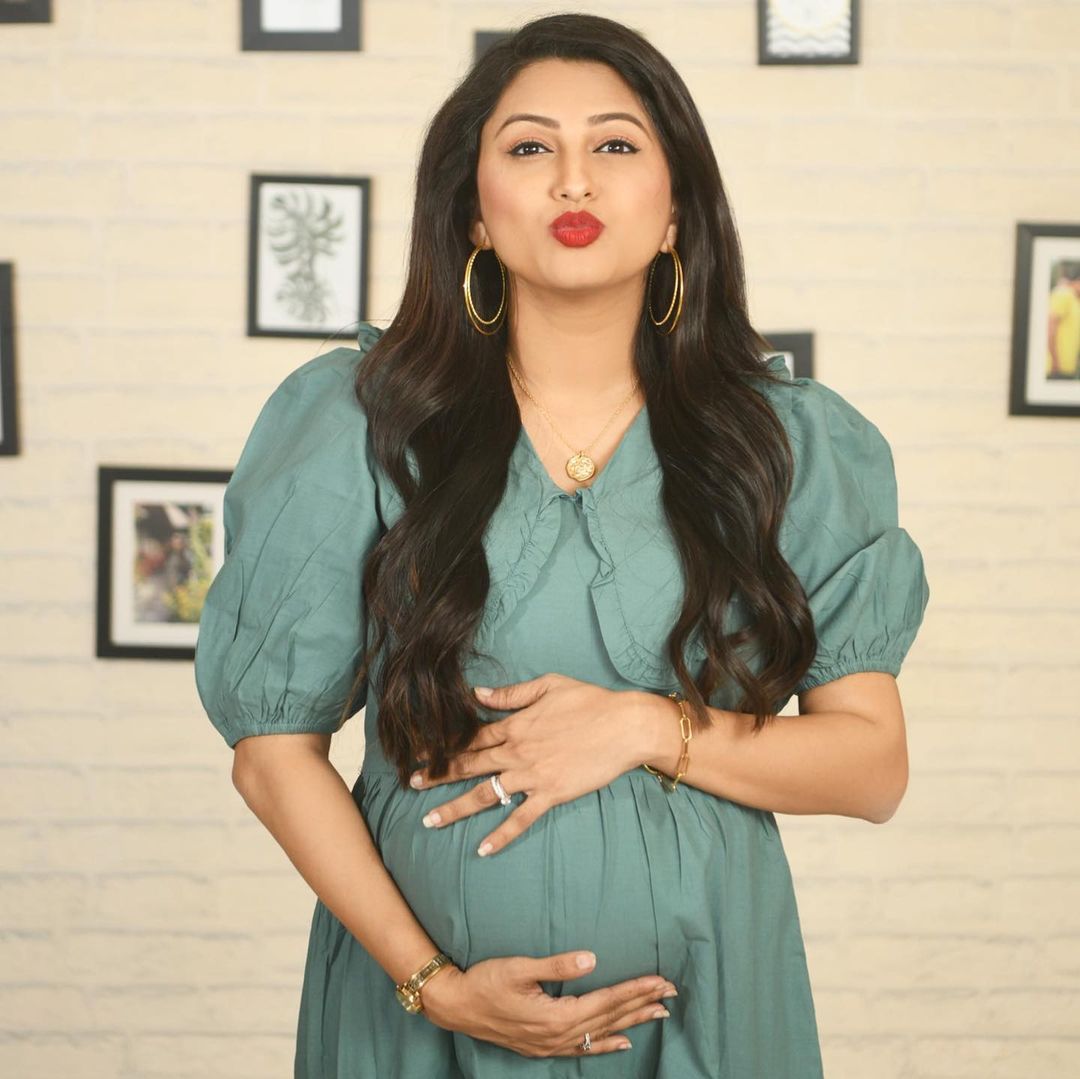 sath nibhana sathiya fame rashi actress rucha hasabanis announced her 2nd pregnancy 