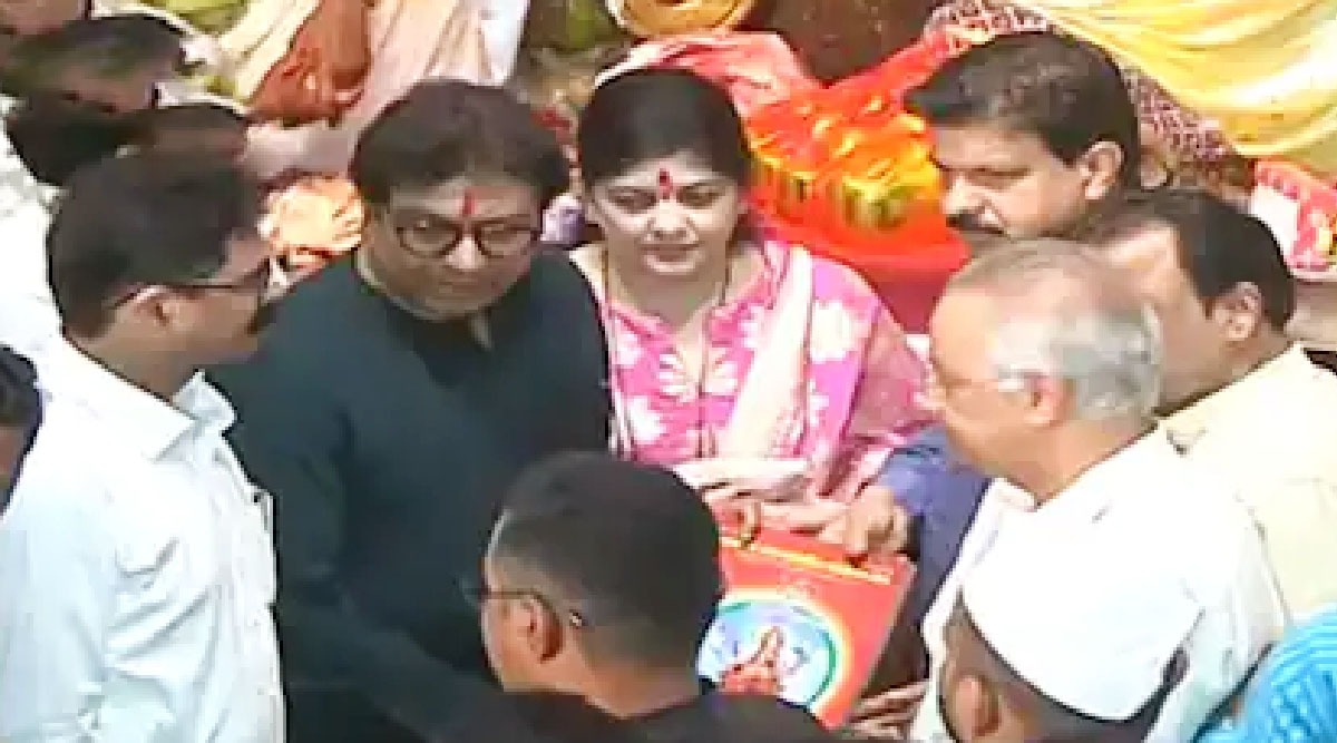  raj thackeray--visited-ganesha-darshan-of-lalbaghcha-raja