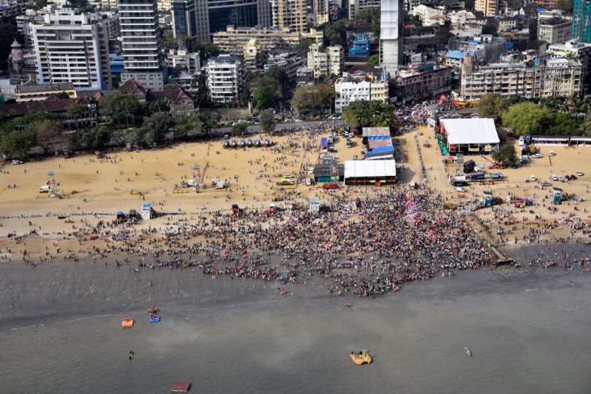 भर समुद्रात हेलिकॉप्टरच्या माध्यमातून नजर ठेवत या सोहळ्याला गालबोट लागू नये याची काळजी घेतली जाते