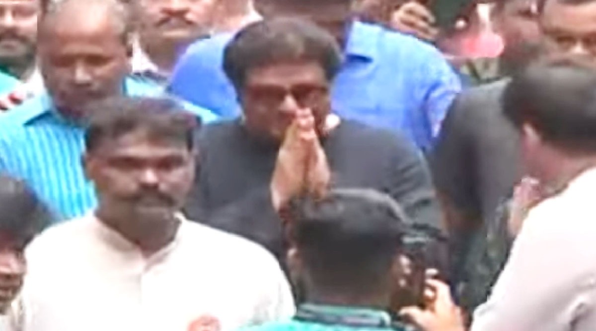  raj thackeray--visited-ganesha-darshan-of-lalbaghcha-raja