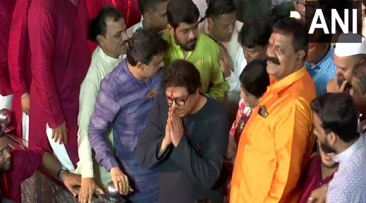  raj thackeray--visited-ganesha-darshan-of-lalbaghcha-raja