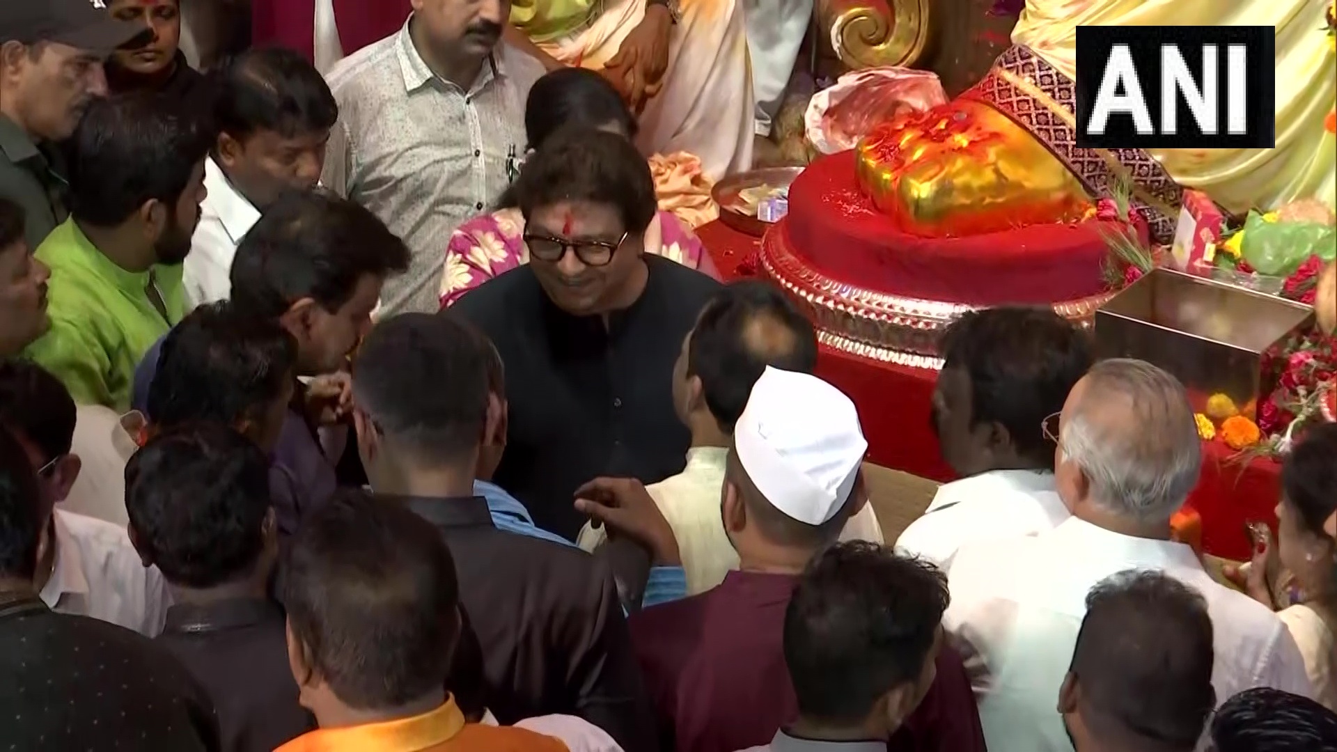  raj thackeray--visited-ganesha-darshan-of-lalbaghcha-raja