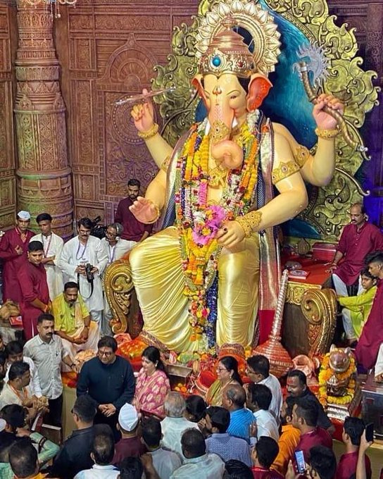  raj thackeray--visited-ganesha-darshan-of-lalbaghcha-raja