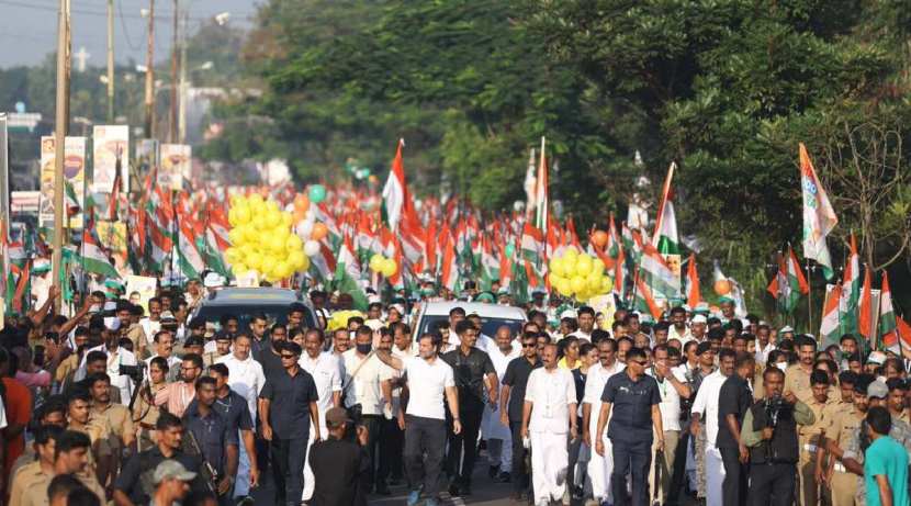 त्यावेळी राहुल गांधी यांनी म्हटलं होत की, येथून पुढचा काँग्रेसचा अध्यक्ष हा गांधी घराण्याबाहेरचाचं असेल. ( सर्व फोटो / इंडियन एक्सप्रेस / काँग्रेस ट्विटर अकाउंट )