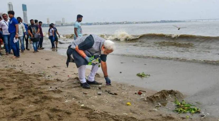 पंतप्रधान नरेंद्र मोदींच्या पेहरावात विकास महंते यांनीदेखील स्वच्छता मोहिमेत सहभाग घेतला. (फोटो सौजन्य-पीटीआय)