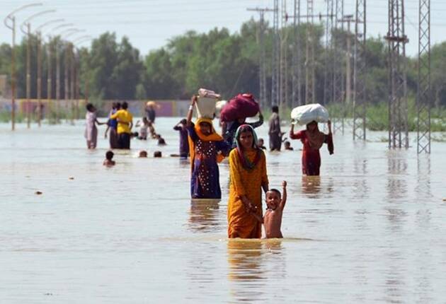 सध्या पाकिस्तानमध्ये पुरामुळे परिस्थिती गंभीर होत असून एक हजाराहून अधिक लोकांचा मृत्यू झाला आहे. (Source: AP)