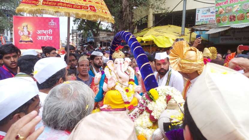 जवळपास दोन वर्षांनंतर यंदा निर्बंधमुक्त गणेशोत्सव साजरा केल्यानंतर, आज राज्यभरातील भक्तगण आपल्या लाडक्या बाप्पाला निरोप देत आहेत. (फोटो सौजन्य - सागर कासार, अरुल होरिझन, सुजित ताबंडे, ओश्विन काधव)