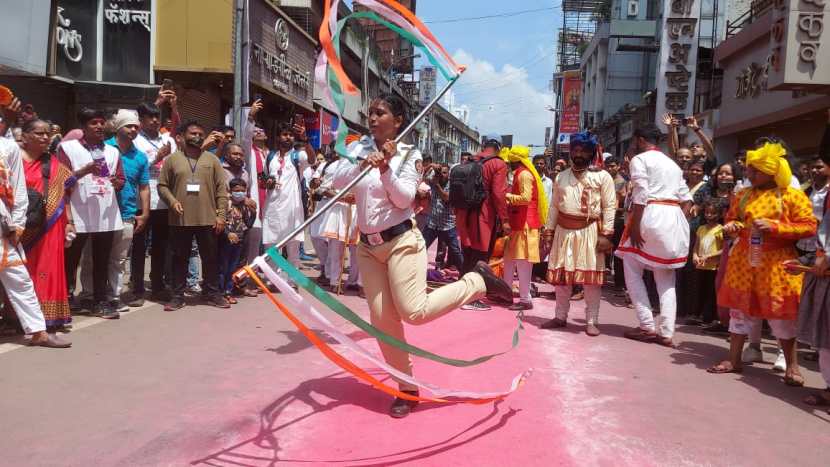 एकीकडे कर्तव्य बजावत असताना दुसरीकडे पांरपारिक कला देखील सादर केली.