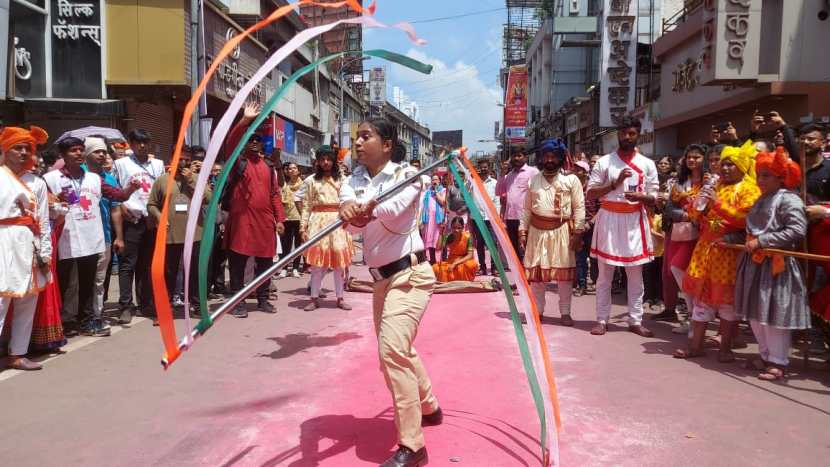 यावेळी उपस्थितांनी या महिला पोलीस कर्मचारीच्या कौशल्यास दाद दिली.