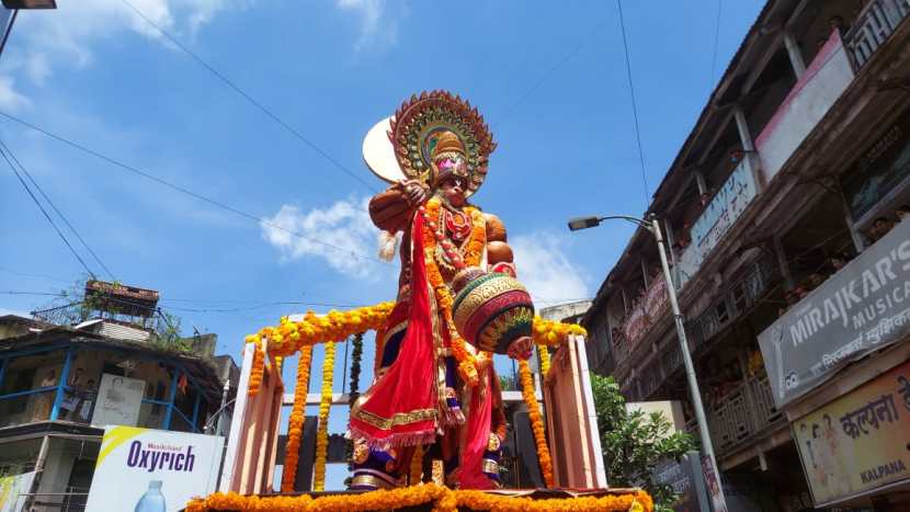 मिरवणुकीत विविध भव्य असे पुतळे देखील वाहनावरून नेले जात होते.