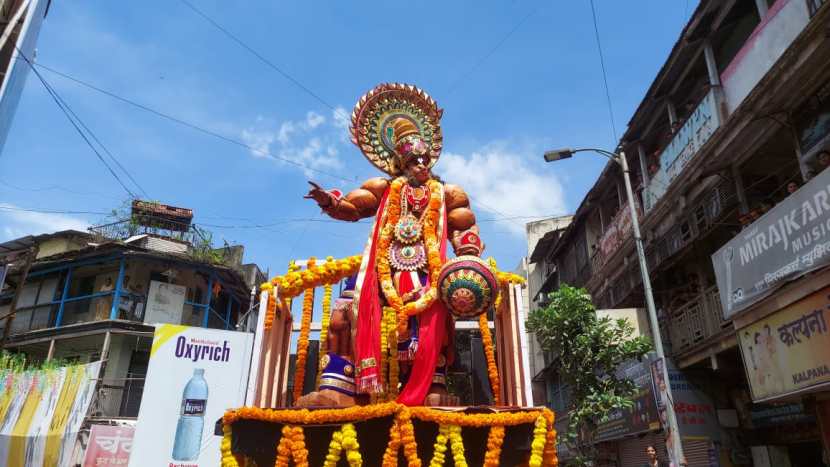 या भव्य पुतळ्यांनी नागरिकांचे लक्ष वेधले.