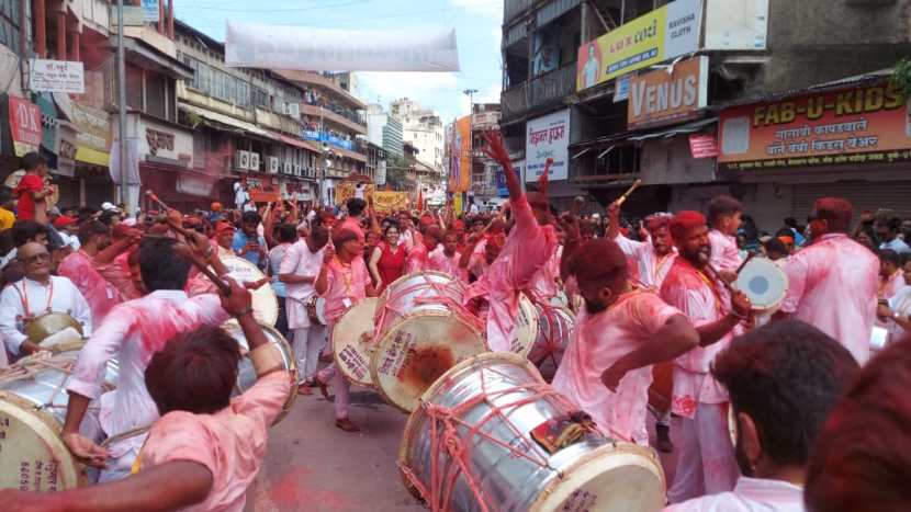 मुंबई, पुणे या शहरांमध्ये प्रसिद्ध मंडळांच्या विसर्जन मिरवणुकीस जल्लोषात प्रारंभ झालेला आहे.