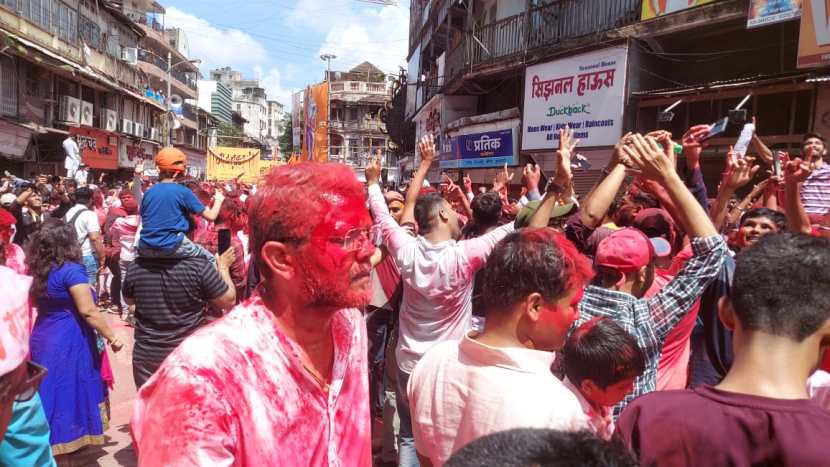 ढोल ताशांच्या गजरात गणरायाचा जयघोष करत भक्तांनी ठेका धरला होता.