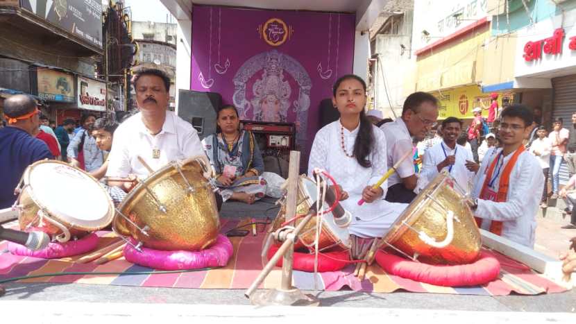 एक वाहनावर चौघडा या पारंपरिक वाद्यांचा संच बसवण्यात आला होता.