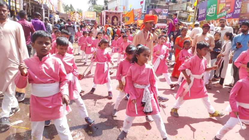 लहान मुलांनी विसर्जन मिरवणूकीत सहभाग नोंदवत पावली सादर केली.