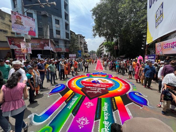 मिरवणूक मार्गावर भव्य अशी रांगोळी काढण्यात आली होती.