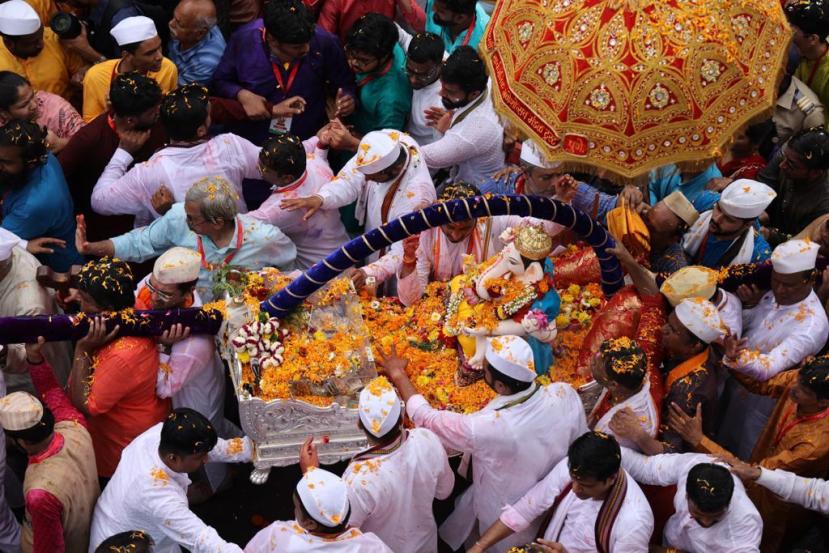 पारंपारिक पालखीत बसवून मानाच्या गणपतीची मिरवणूक निघाली होती.