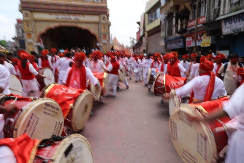 ढोल पथकांनी उत्कृष्ट सादरीकरण करत नागरिकांची मने जिंकली.