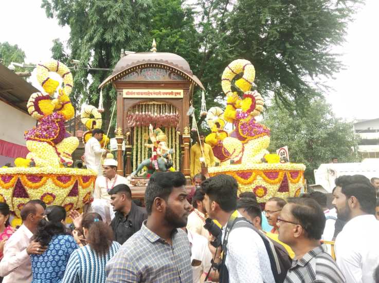 श्रीमंत भाऊसाहेब रंगारी गणपतीच्या रात्री होणाऱ्या मिरवणुकीची तयारी सुरू झाली.