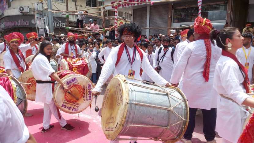 पुण्यातील विसर्जन मिरवणुकीचे वैशिष्ट म्हणजे या मिरवणुकीत कलाकारांनी देखील ढोल वादन केले.