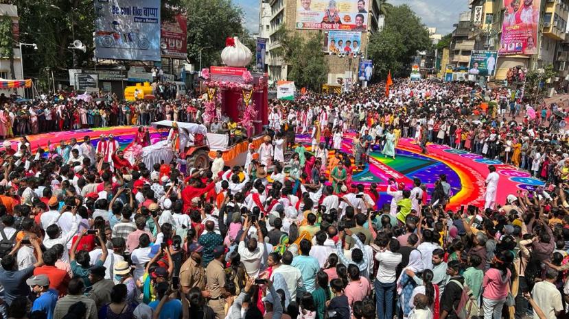 मिरवणुकीच्या अंतिम टप्प्यात अलका टॉकीज चौकात भव्य अशी रांगोळी काढण्यात आली होती.