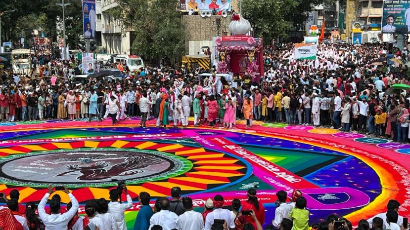 या भव्य रांगोळ्या सभोवताली नागरिकांनी तुफान गर्दी केली होती.