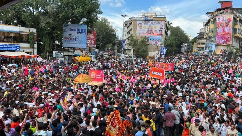 अलका टॉकीज नागरिकांनी प्रचंड गर्दी केली होती आणि गणरायाचा जयघोष सुरू होता.