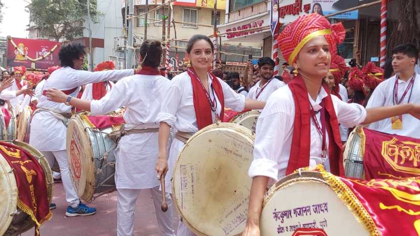 याशिवाय अभिनेत्री श्रुती मराठे ही देखील ढोल वाजवताना दिसली.