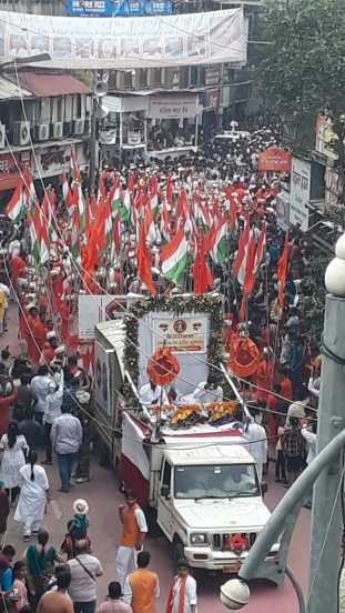 केसरीवाडा गणपती मिरवणुकीत स्वातंत्र्याच्या अमृतमहोत्सवानिमित्त तिरंगा ध्वज हाती घेत जल्लोष करण्यात आला