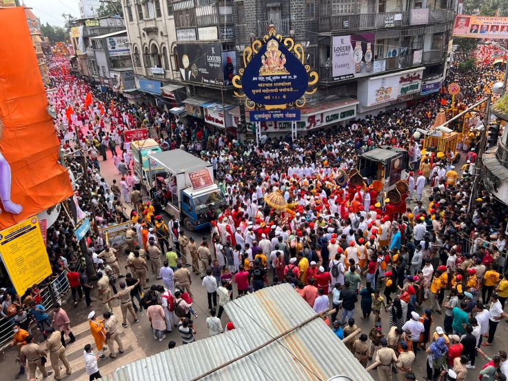 पुण्यातील प्रसिद्ध बेलगबाग चौकामधील दृश्य