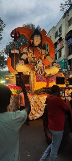 सत्यवीर मित्र मंडळ ट्रस्टचा गणपती, हिराबाग चौकातील दृश्य