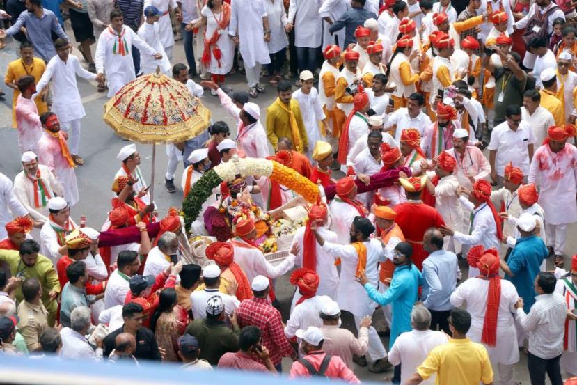 पारंपरिक पालखीत बसून गणपती बाप्पा निघाले गावाला