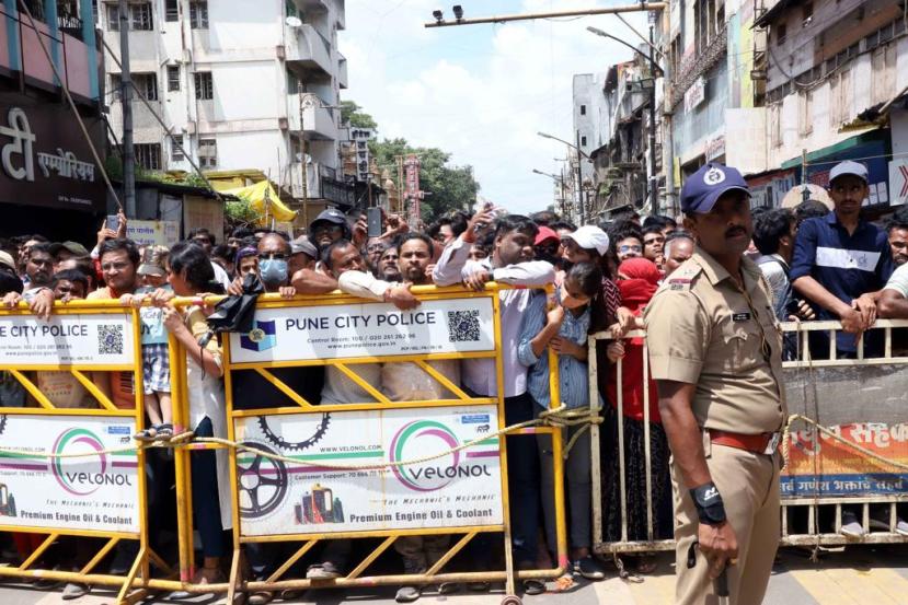 अनेक ठिकाणचे रस्ते बॅरिकेट्स लावून बंद करण्यात आले होते.