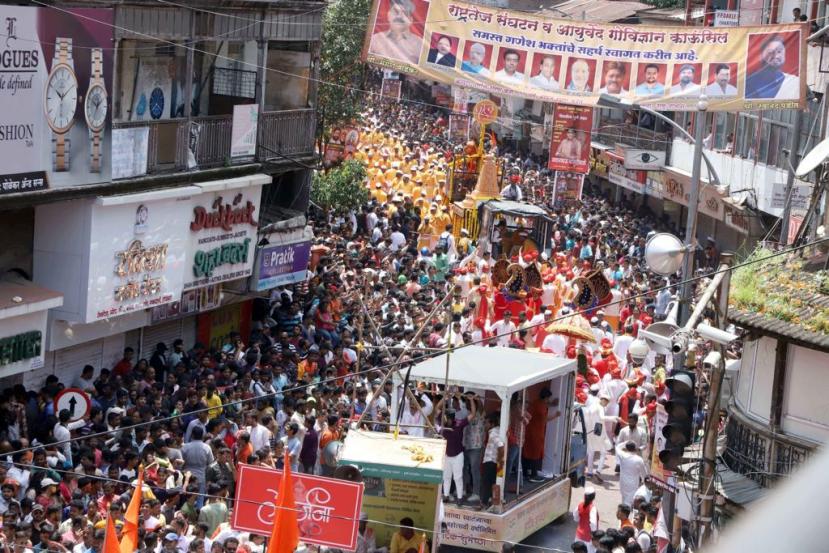 मिरवणुक मार्गावर विविध मंडळांची वाहनं एकापाठोपाठ शिस्तीत पुढे जात होती.