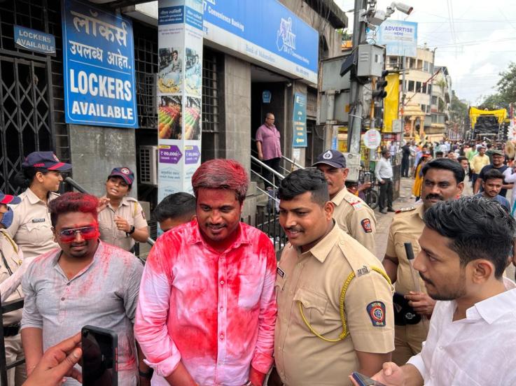 राष्ट्रवादी काँग्रेसचे आमदार रोहीत पवार हे देखील मिरवणुकीत सहभागी झाले होते.