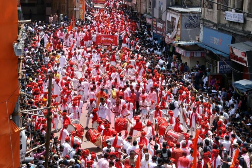 वैभवशाली परंपरा असलेल्या विसर्जन मिरवणुकीचा प्रारंभ प्रथेप्रमाणे शुक्रवारी (९ सप्टेंबर) मंडईतील लोकमान्य टिळक पुतळा चौकातून झाला.